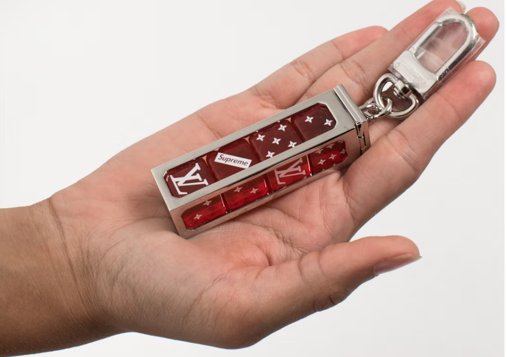 Louis Vuitton x Supreme Dice Schlüsselanhänger Rot