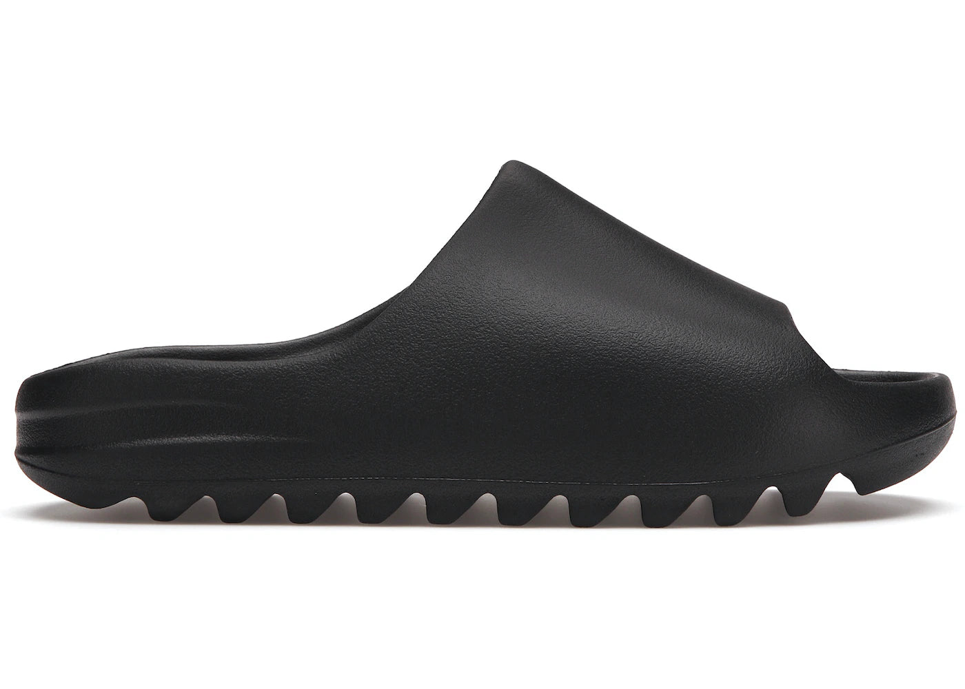 Yeezy Slide Onyx en color negro, imagen frontal destacando el material EVA