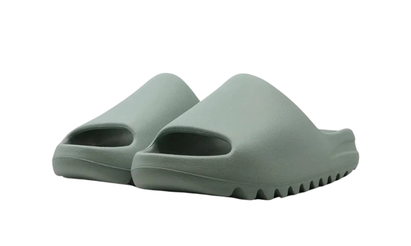 Yeezy Slide Salt en un fondo blanco resaltando su diseño minimalista
