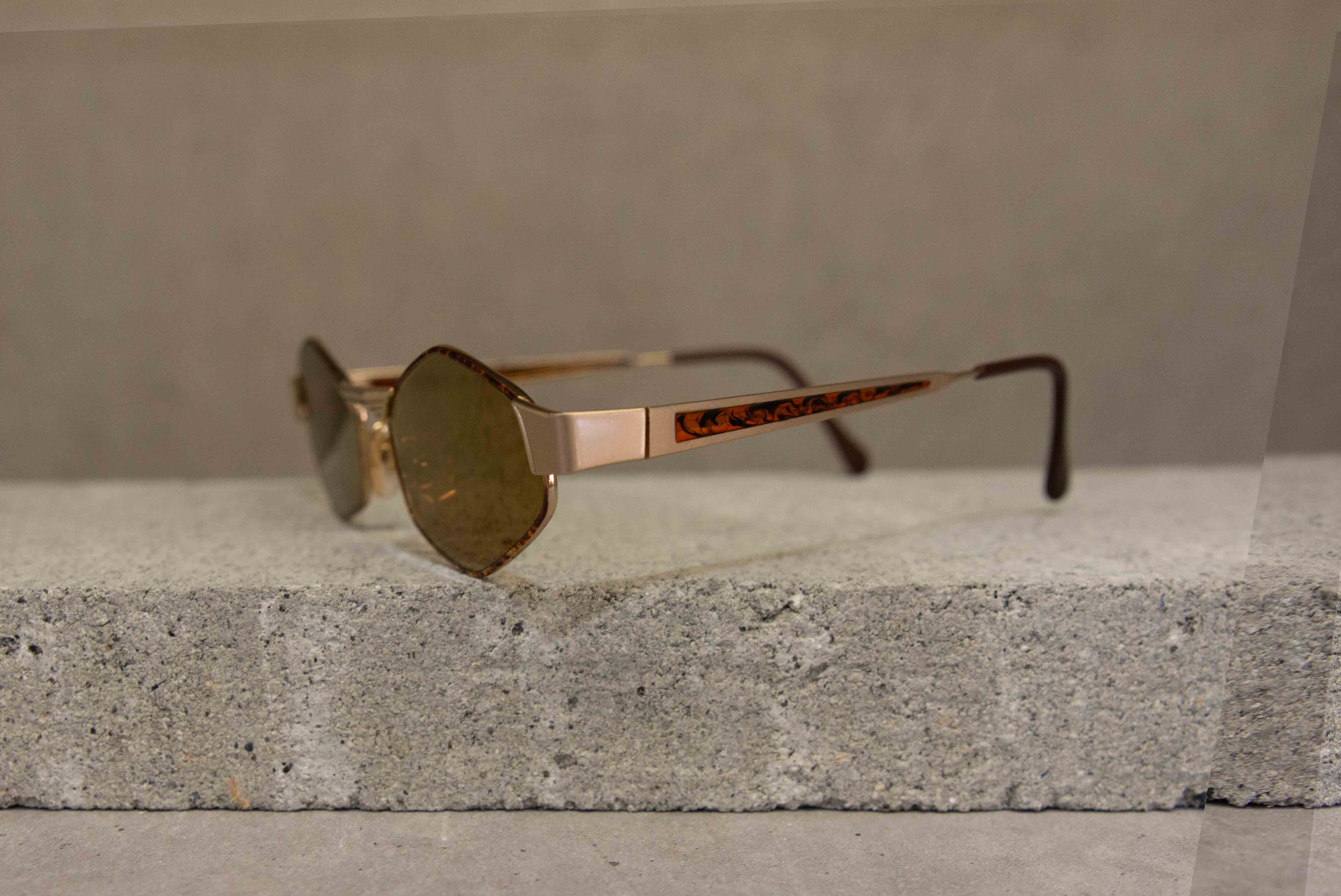 TVT 05 Dolce Vita Brown Solid with Gold Mirror THE GARDEN