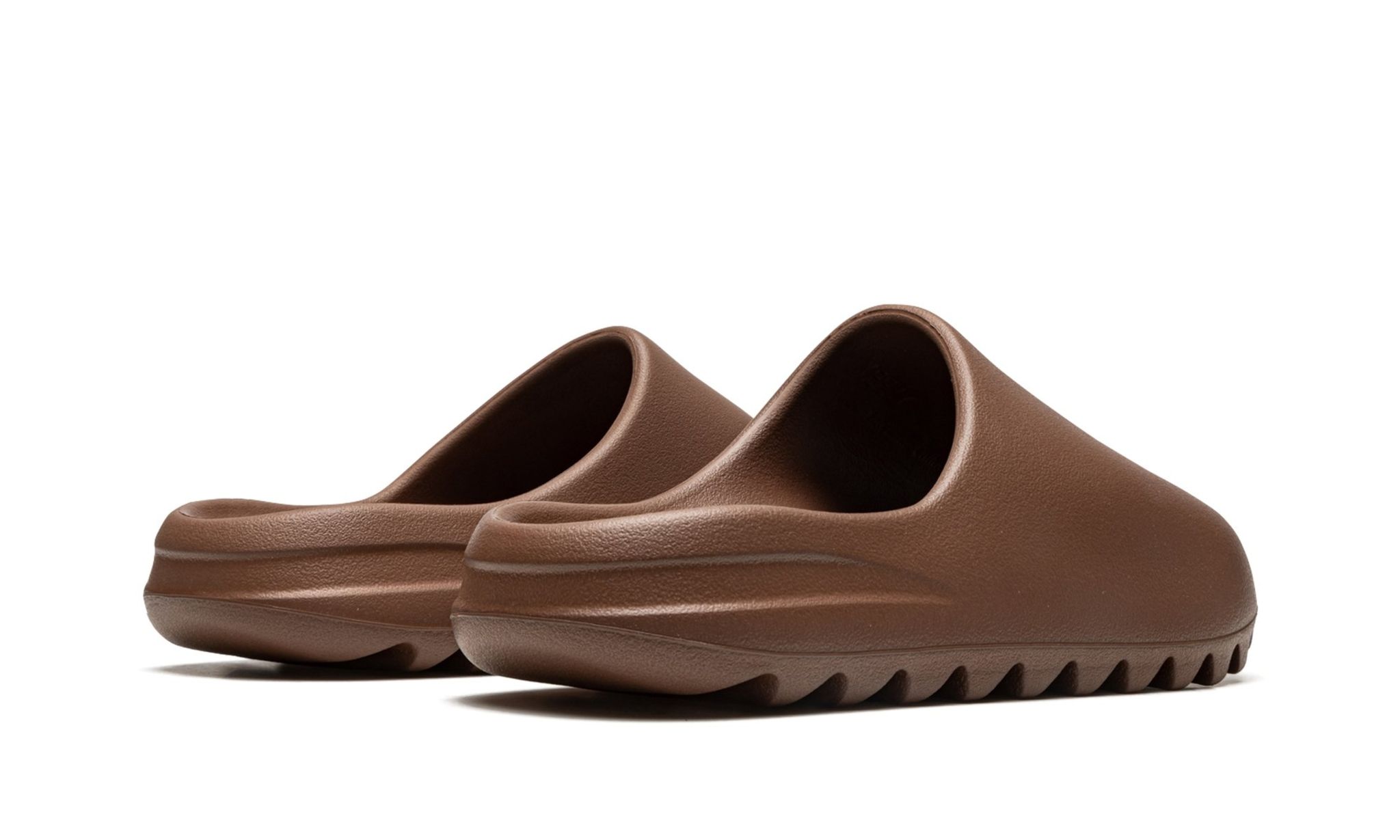 Yeezy Slide Flax en un fondo blanco resaltando su diseño minimalista