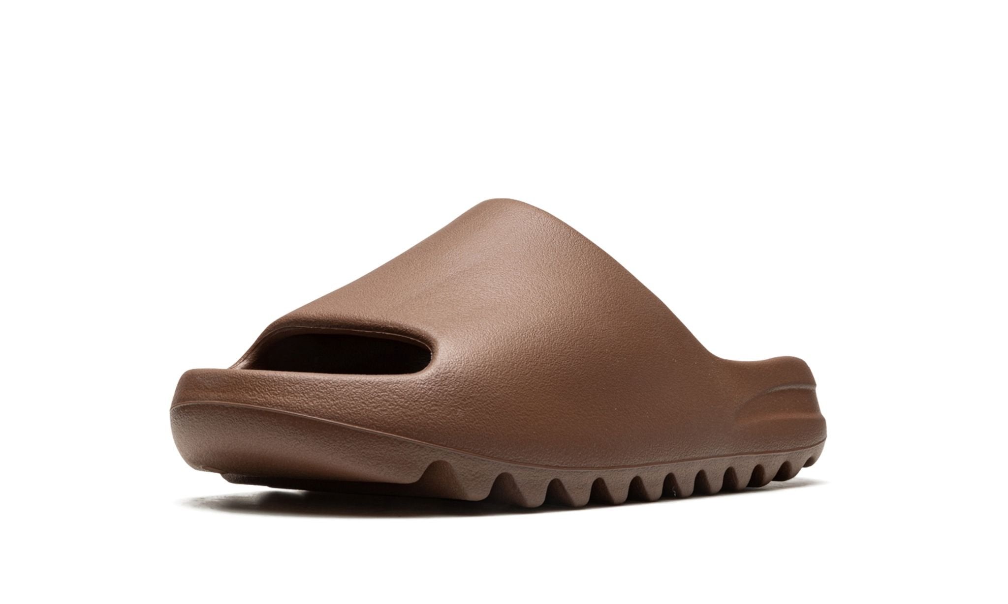 Detalle de la suela de las Yeezy Slide Flax, destacando su comodidad