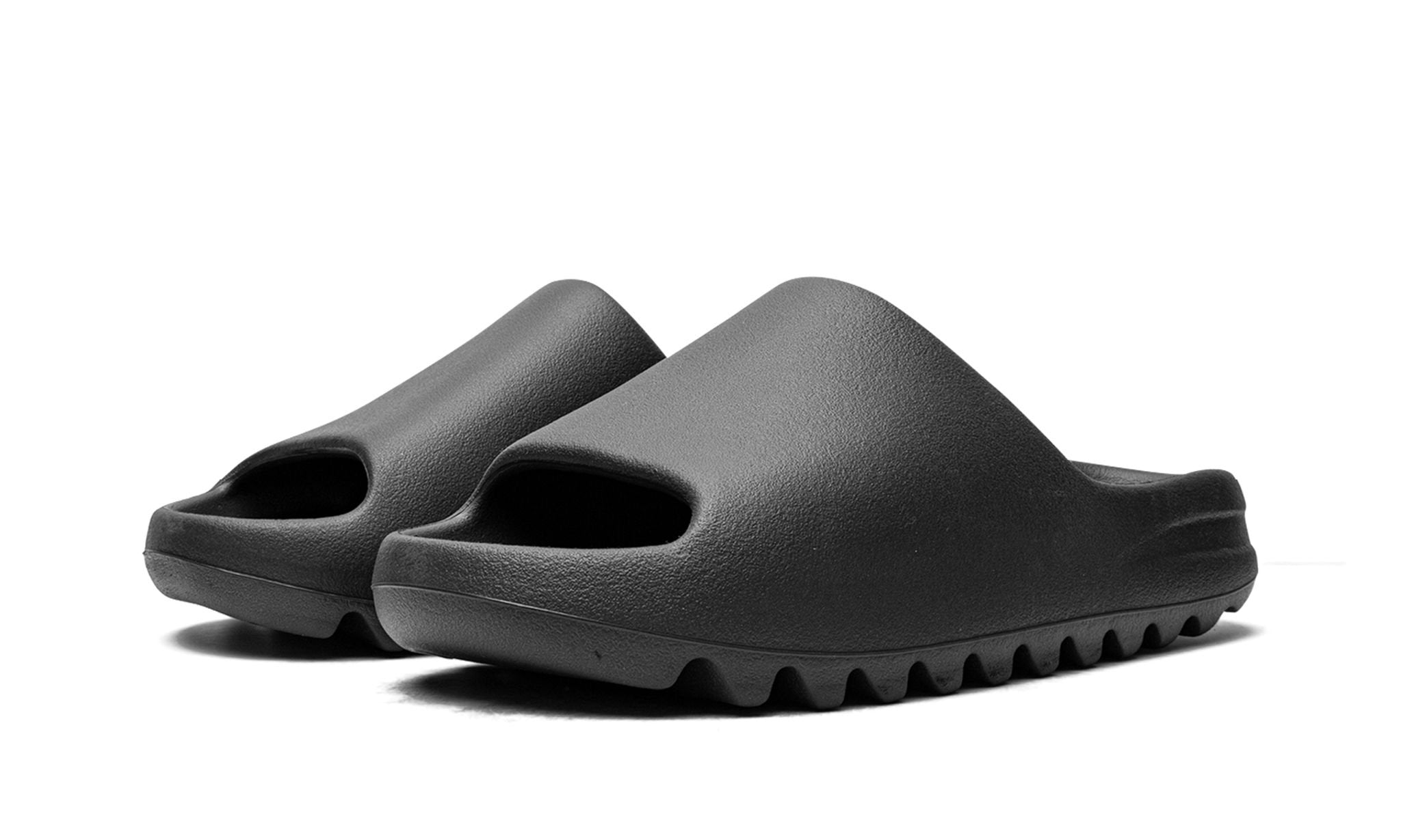 Sandalias Yeezy Slide Onyx en color negro, vista lateral