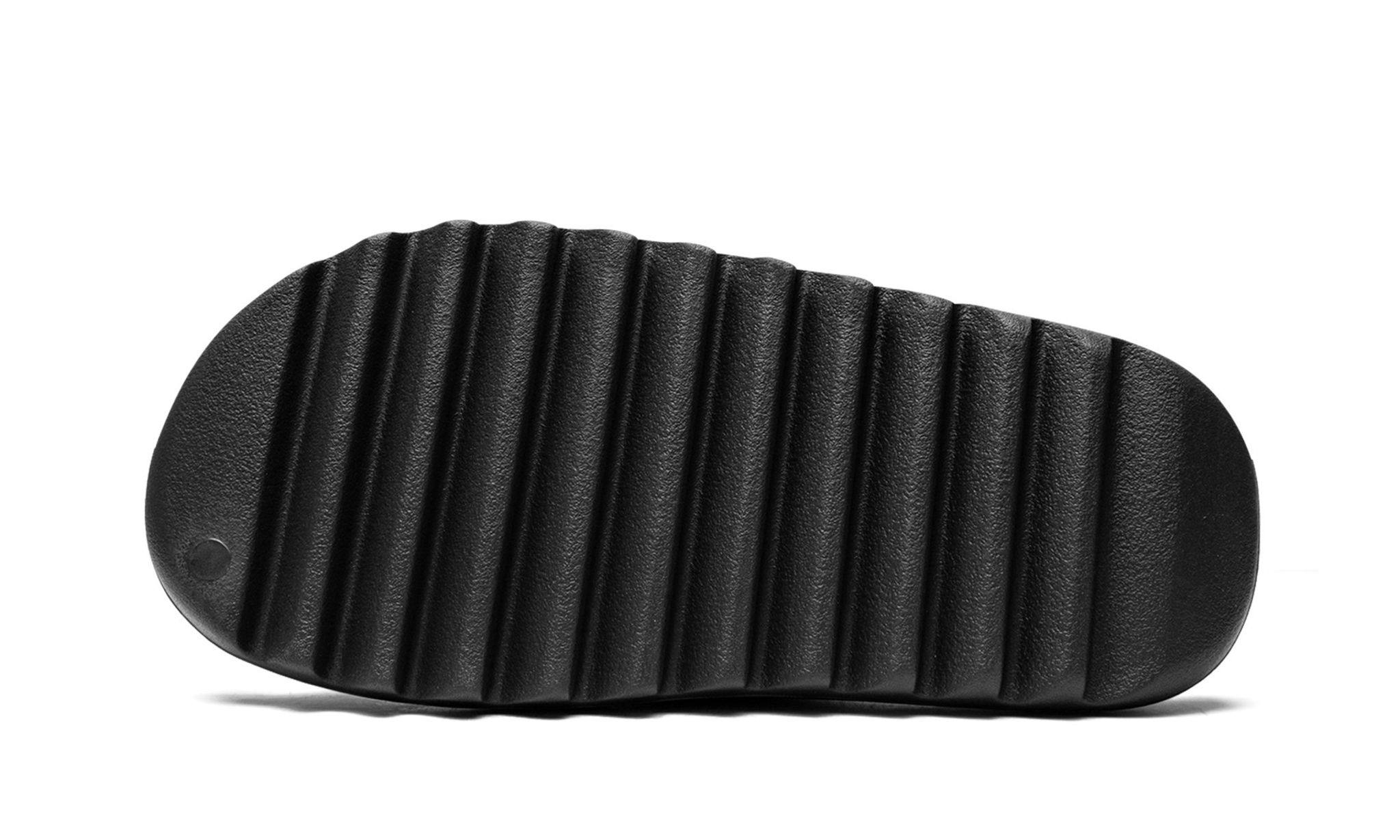 Detalle de la suela texturizada de las Yeezy Slide Onyx en color negro