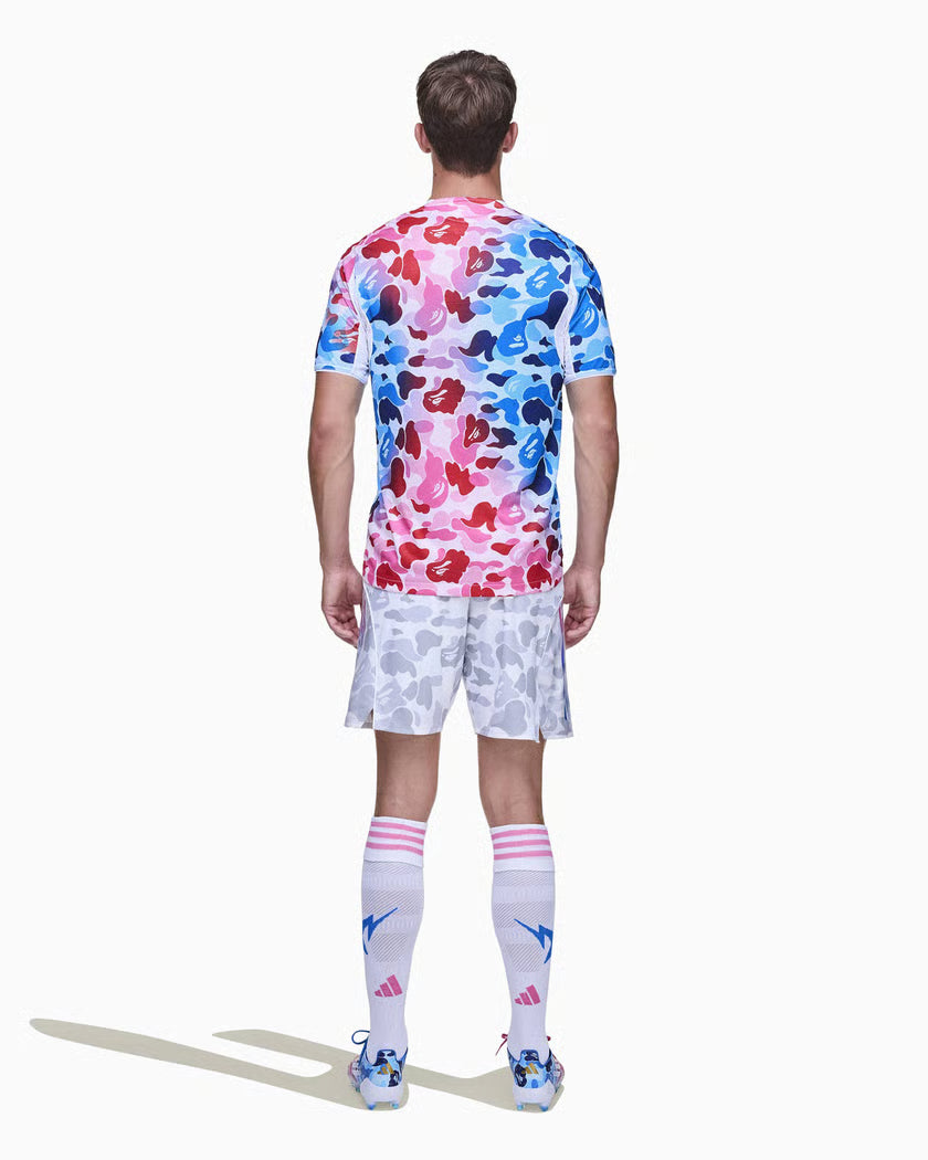 Adidas x BAPE – Schmales T-Shirt mit Fußballgrafik