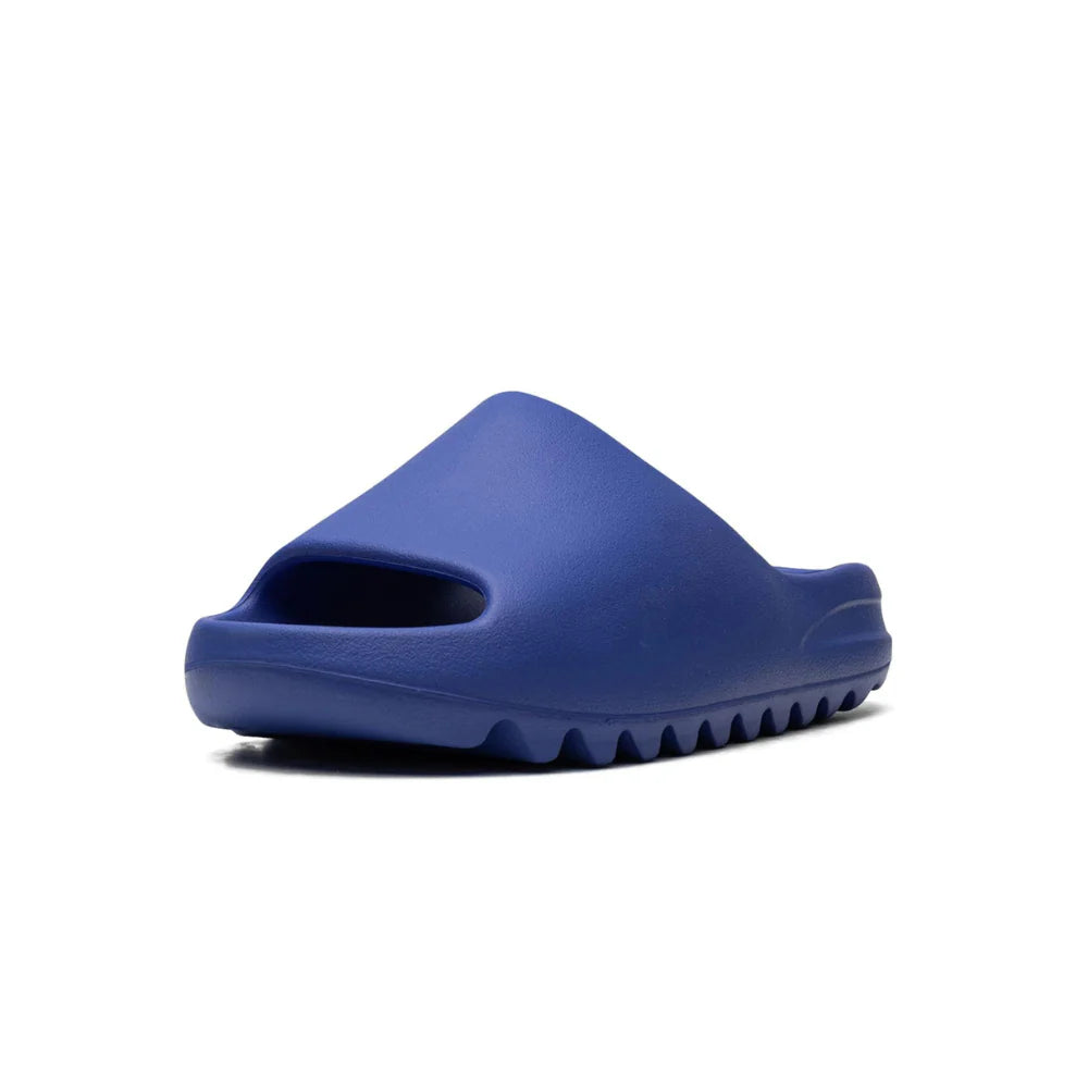 Vista frontal de las Adidas Yeezy Slide Azure - Diseño minimalista y color azul distintivo